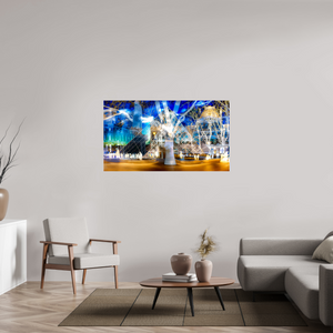 144 x 81 cm, 3 Tirage photo sous Verre acrylique Sous la pyramide cette nuit-là, l’architecture a décidé de raconter l’histoire