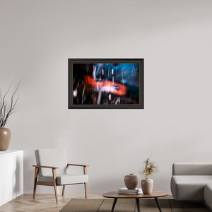 96 x 60 cm, Cadre Noir-Or Un sillage de lumière fend l'obscurité.