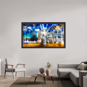 176 x 99 cm, 11 Cadre Noir-Or Sous la pyramide cette nuit-là, l’architecture a décidé de raconter l’histoire