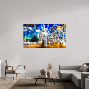 176 x 99 cm, 3 Tirage photo sous Verre acrylique Sous la pyramide cette nuit-là, l’architecture a décidé de raconter l’histoire