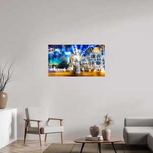 112 x 63 cm, Tirage simple sur papier photo Fuji Crystal Pearl Sous la pyramide cette nuit-là, l’architecture a décidé de raconter l’histoire