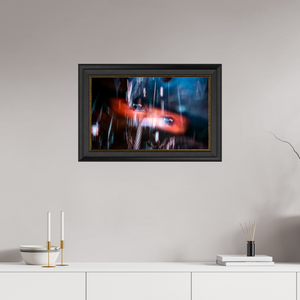 64 x 40 cm, Cadre Noir-Or Un sillage de lumière fend l'obscurité.