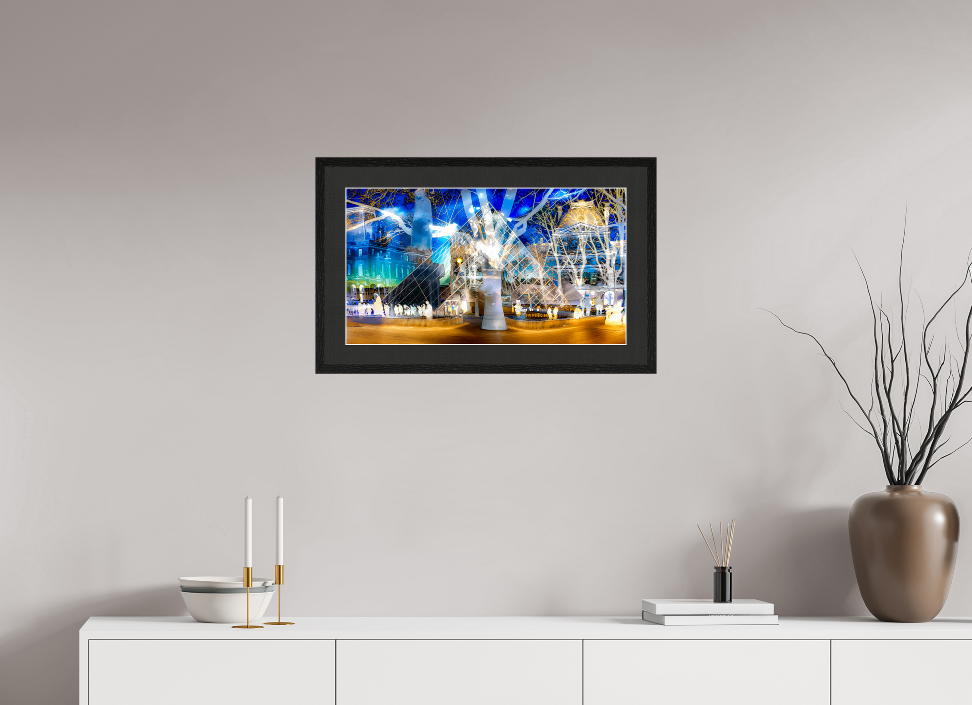 64 x 36 cm, 5 Cadre Noir : Passe-Partout Noir lisière Blanche Sous la pyramide cette nuit-là, l’architecture a décidé de raconter l’histoire