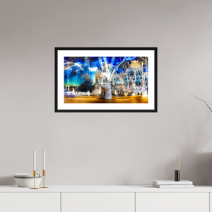 64 x 36 cm, 4 Cadre Noir : Passe-Partout Blanc Sous la pyramide cette nuit-là, l’architecture a décidé de raconter l’histoire