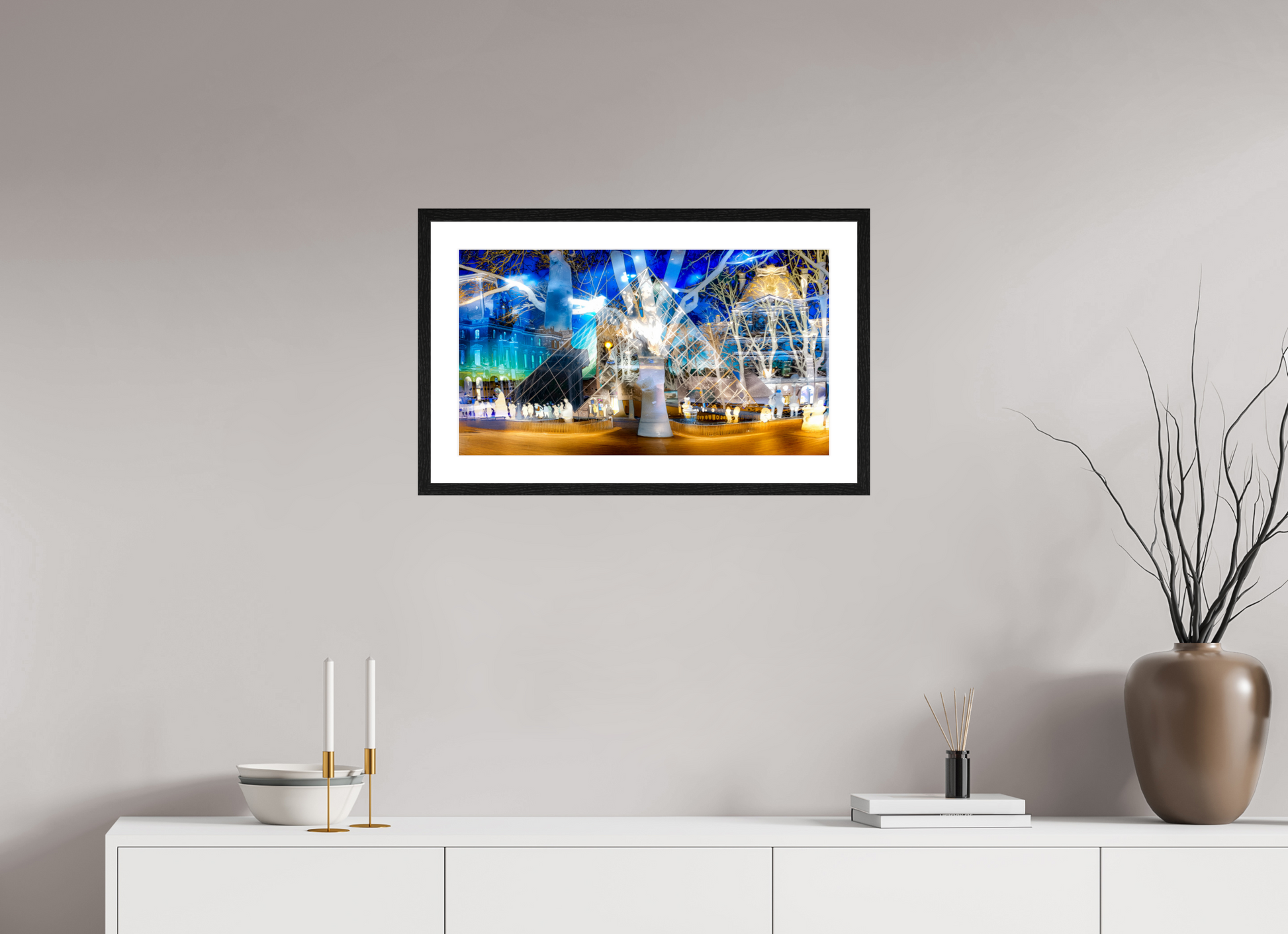 64 x 36 cm, 4 Cadre Noir : Passe-Partout Blanc Sous la pyramide cette nuit-là, l’architecture a décidé de raconter l’histoire