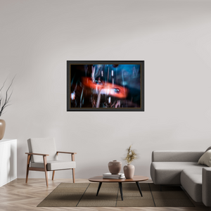 128 x 80 cm, Cadre Noir-Or Un sillage de lumière fend l'obscurité.