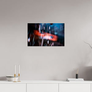64 x 40 cm, Tirage photo sous Verre acrylique Un sillage de lumière fend l'obscurité.