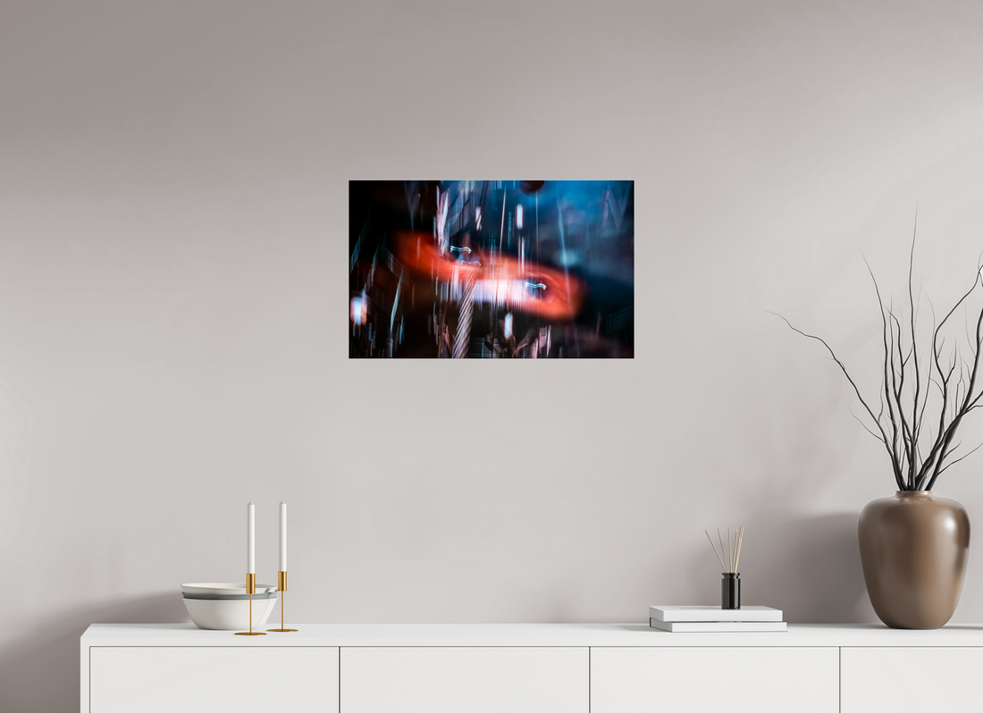 64 x 40 cm, Tirage photo sous Verre acrylique Un sillage de lumière fend l'obscurité.