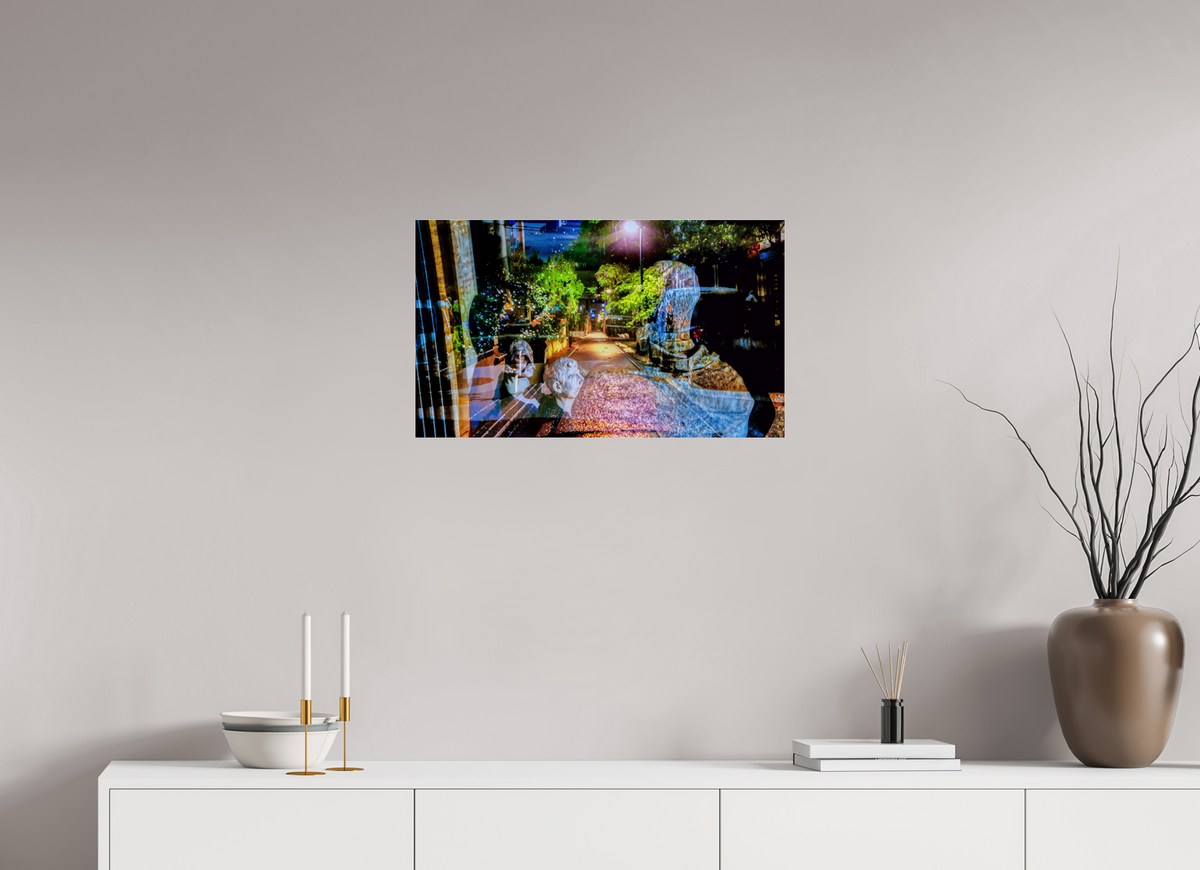 67,8 x 40 cm, Tirage photo sous Verre acrylique Les veilleurs d’un passage nocturne